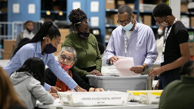 佐治亚州重新计票发现2600多张未计选票